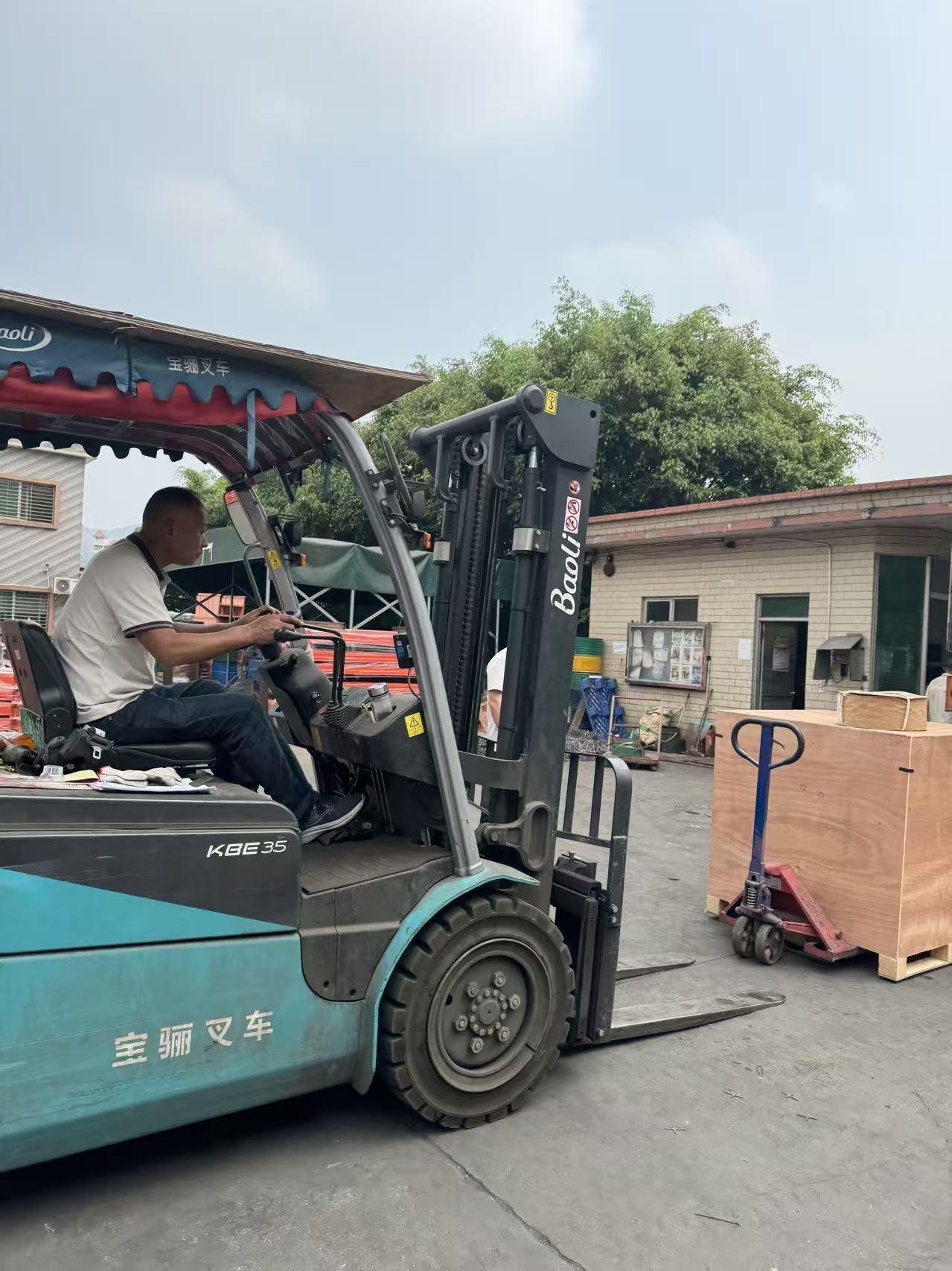 Neueste Unternehmensblogs über Weltweite Lieferung in Aktion: Schimmelhalter in Bewegung