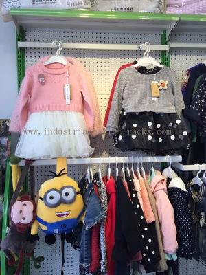 kaufen Ummauern Sie Seitenkleiderpräsentationsständer-Metallweiße Farbe für Einzelhandelsgeschäft Online-Herstellung