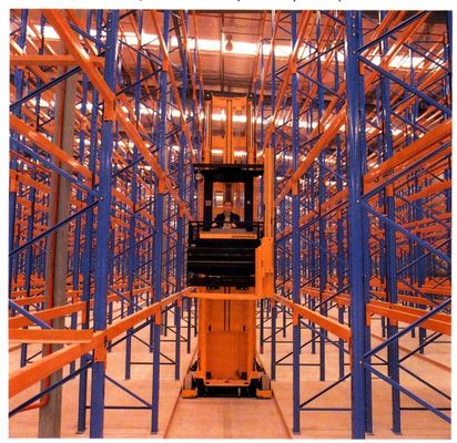 kaufen Blaues/orange Gabelstapler-Bewegungs-sehr schmales Gang-Racking-System, 1800mm bis 2200mm Online-Herstellung