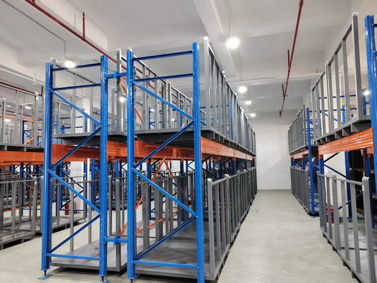Anpassungsfähiges Stoffrollenlagersystem mit Gabelstapler oder AGV für mittelgroße und kleine Lagerflächen