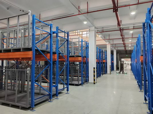 Anpassungsfähiges Stoffrollenlagersystem mit Gabelstapler oder AGV für mittelgroße und kleine Lagerflächen